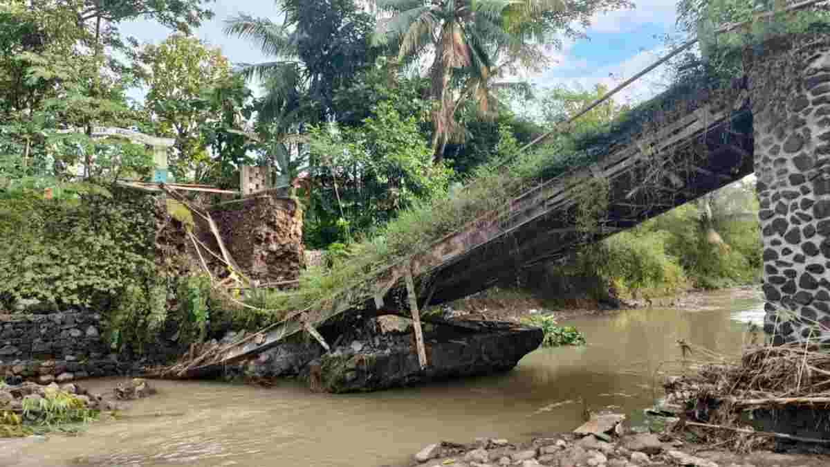 Jembatan Cianda Ambruk, Akses 2 Kecamatan di Sumedang Putus