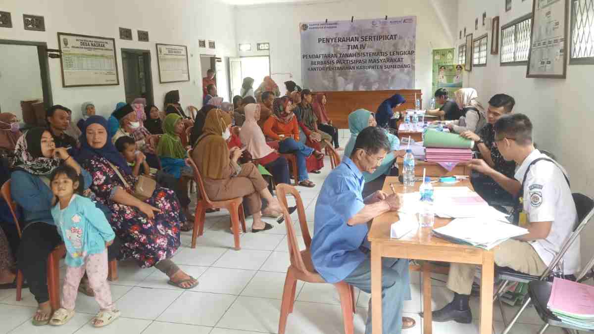 Polsek Buahdua Monitoring Penyerahan Sertifikat Tanah kepada Warga Desa Nagrak