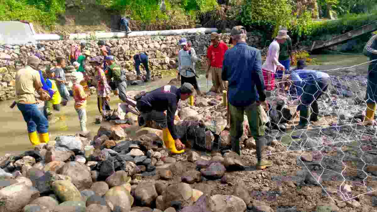 Warga Babakanasem Sumedang Gotong Royong Bangun Jembatan Sementara