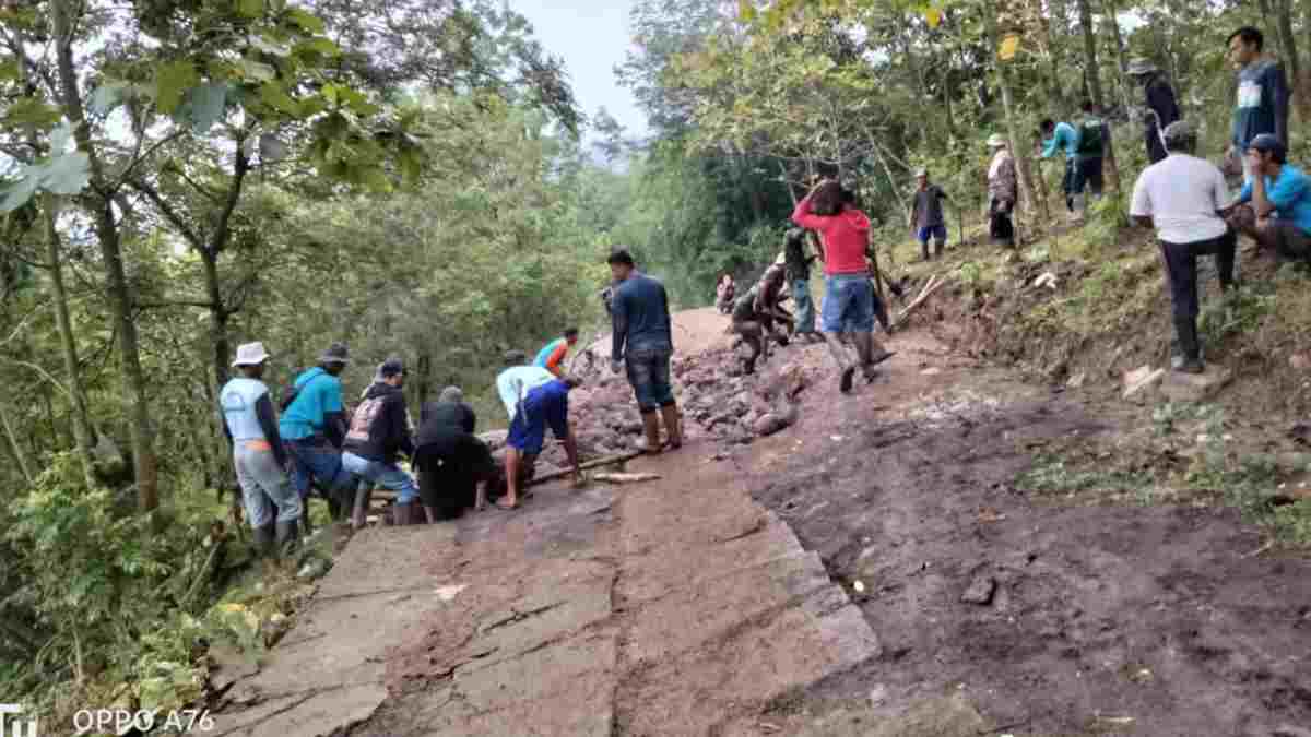 Warga Buahdua Sumedang Gotong Royong Perbaiki Jalan Gendereh-Citunggul yang Anjlok