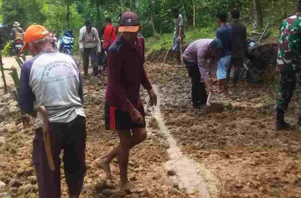 Warga Citaleus Buahdua Sumedang Bahu Membahu Perbaiki Jalan Ambles