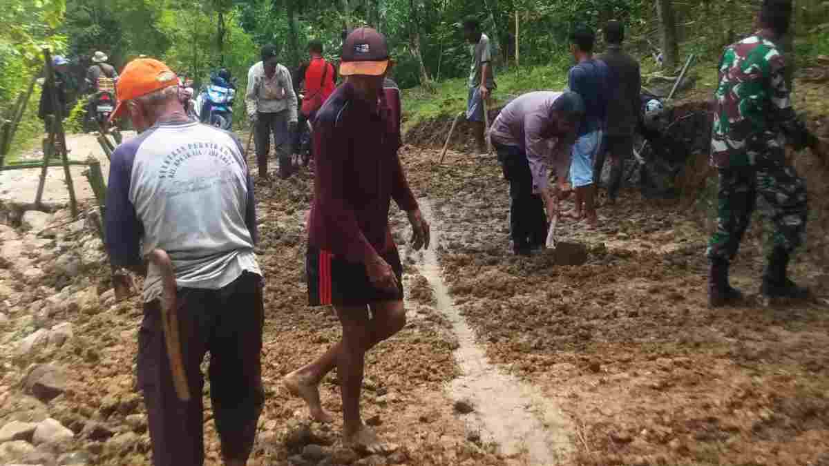 Warga Citaleus Buahdua Sumedang Bahu Membahu Perbaiki Jalan Ambles