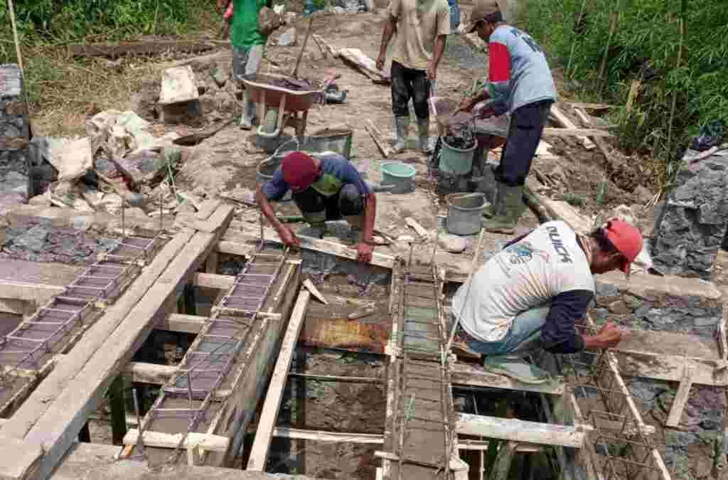 Pemdes Gendereh Sumedang Bangun Jembatan