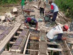 Tunjang Sektor Pertanian, Pemdes Gendereh Sumedang Bangun Jembatan