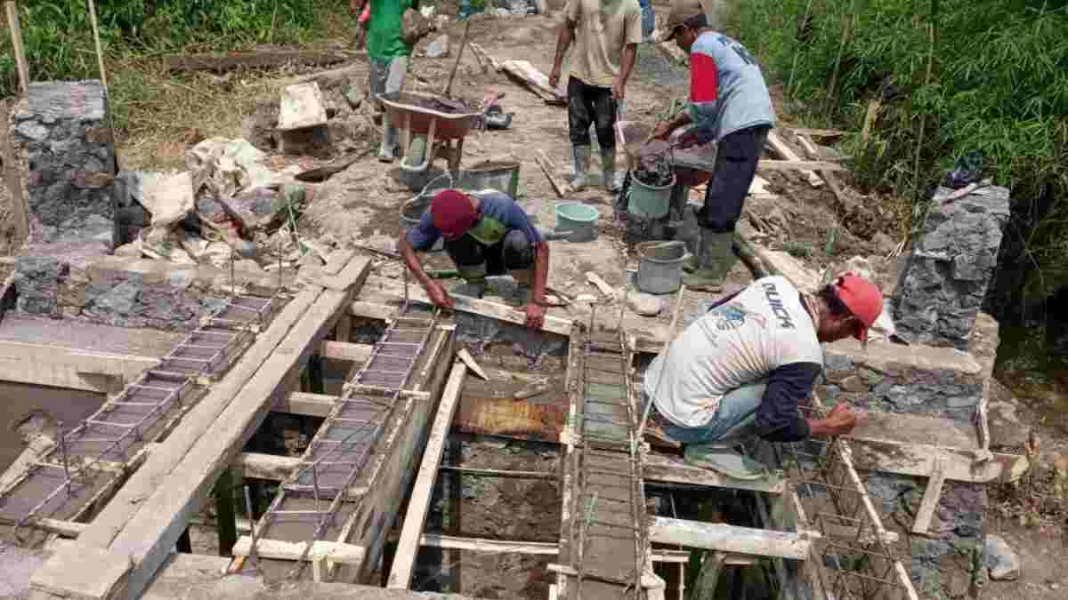 Pemdes Gendereh Sumedang Bangun Jembatan