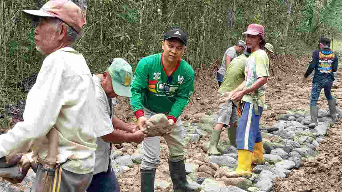 TMMD di Surian Sumedang, Warga dan TNI Kompak Bangun Jalan Poros Wanajaya-Kamal