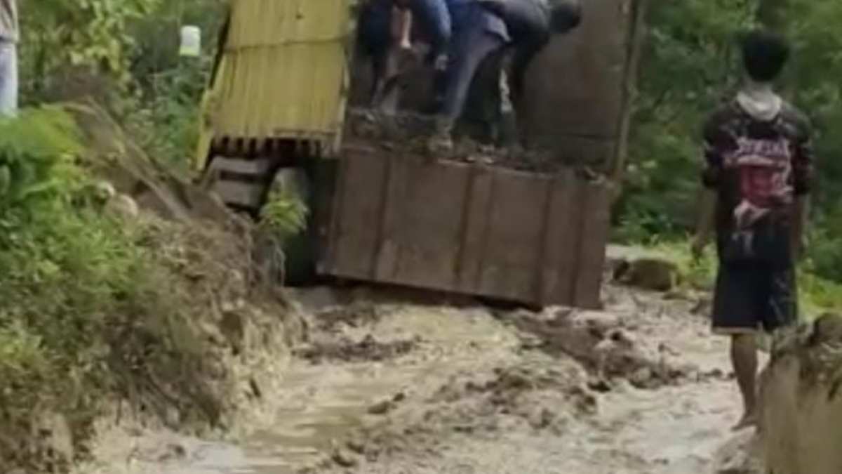 Tanah di Jalan Surian Sumedang Labil, Banyak Mobil Terjebak Hambat Mobilitas Warga