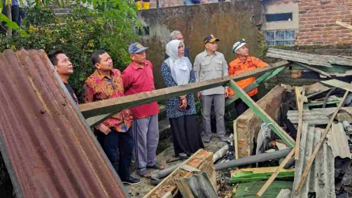 BPBD Sumedang Dampingi Bupati Dony Salurkan Bantuan untuk Korban Kebakaran