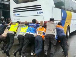 Bus Damri Mogok di Cimalaka Sumedang, Polisi Turun Tangan