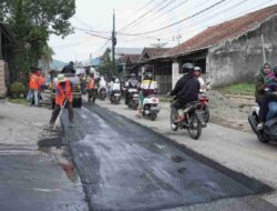 URC Perbaikan Jalan Dinas PUTR Sisir Jalan Rusak di Sumedang Kota