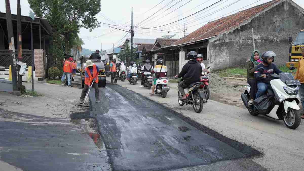 URC Perbaikan Jalan Dinas PUTR Sisir Jalan Rusak di Sumedang Kota