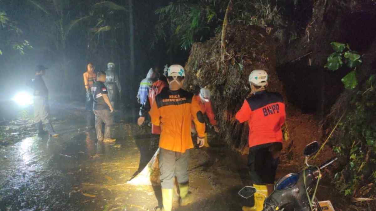 Jalan Tanjungkerta Sumedang Rawan Longsor