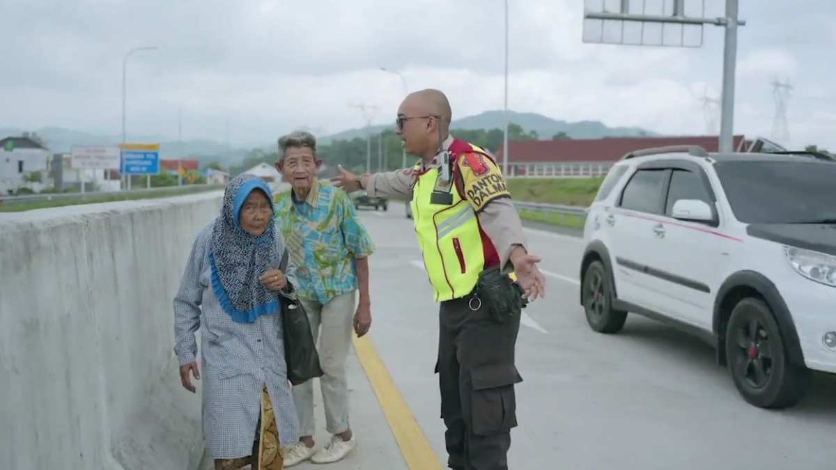 Kakek Nenek di Sumedang Berjalan Kaki di Tol Cisumdawu