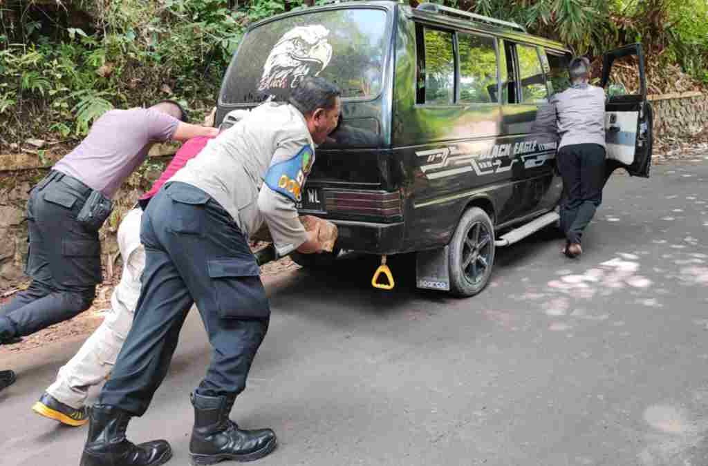 Mobil Wisatawan Mogok Sepulang dari Tanjung Duriat Sumedang, Untung Ada Polisi