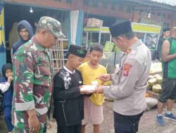 Berbagi Kebahagiaan di Bulan Ramadan, Polsek Cibugel Sumedang Bagikan Takjil Gratis untuk Warga