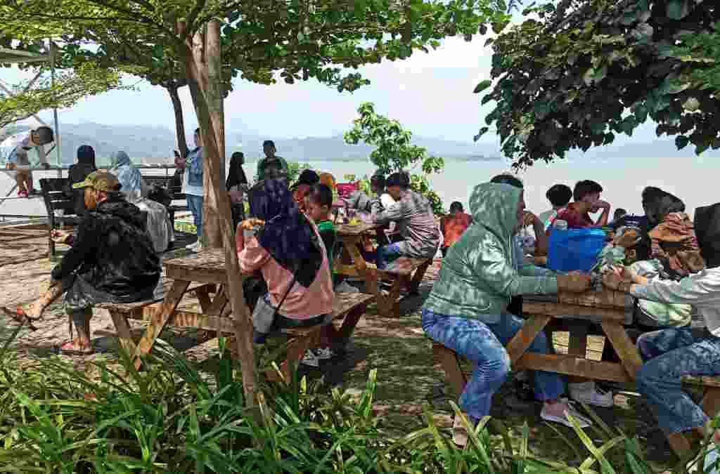 Wisata Tanjung Duriat di Pesisir Waduk Jatigede Sumedang Diserbu Pengunjung