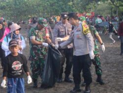 Sampah Wisatawan di Pantai Pangandaran Dibersihkan Orang Lokal di Akhir Libur Lebaran