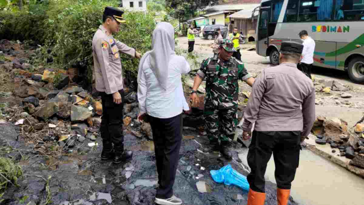 Kapolres Sumedang Cek Lokasi Longsor di Jalur Jalan Wado-Malangbong