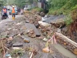 Longsor Terjang Wado dan Cibugel Sumedang, Jalan Penghubung Sumedang-Malangbong Alami Retak