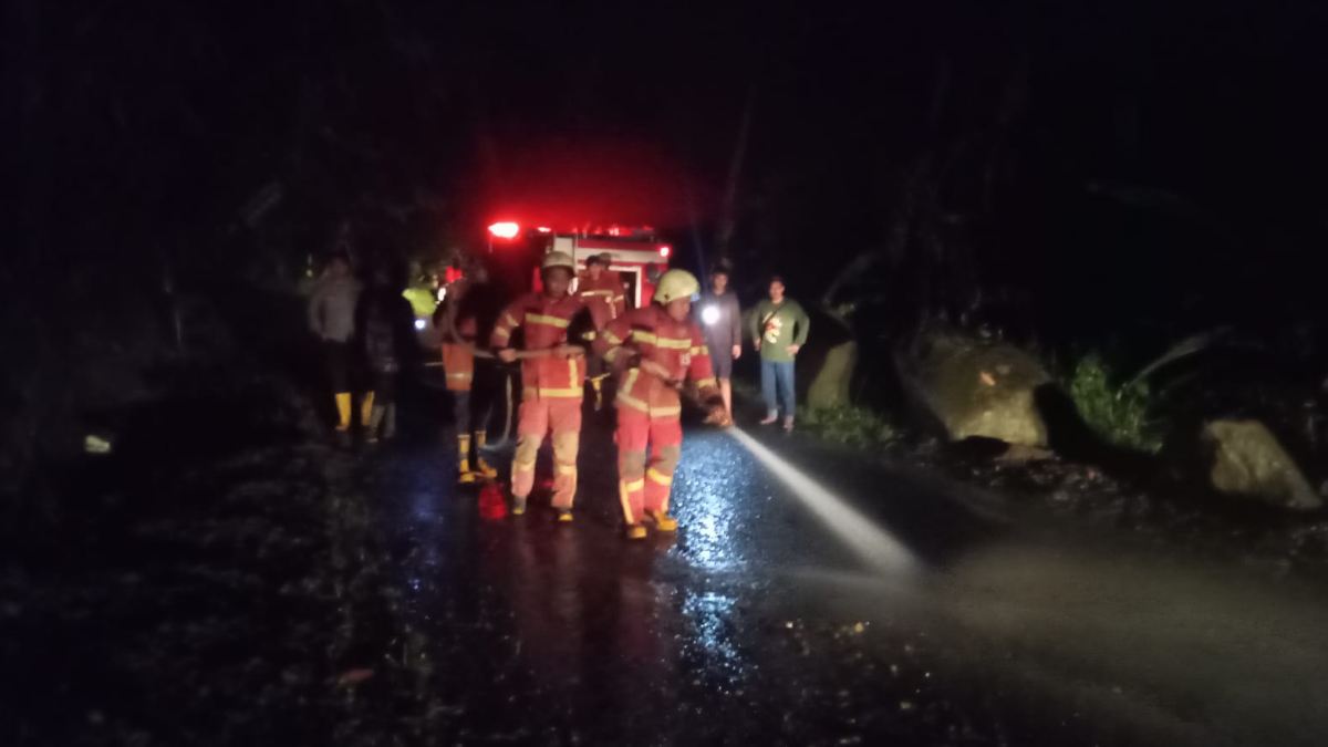 Longsor Timpa Jalan di Buahdua Sumedang