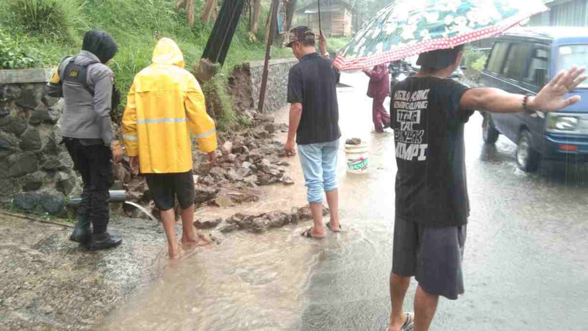 Tiang Telepon Milik Indosat, Biznet dan Pos Media di Sumedang Tergerus Pergerakan Tanah