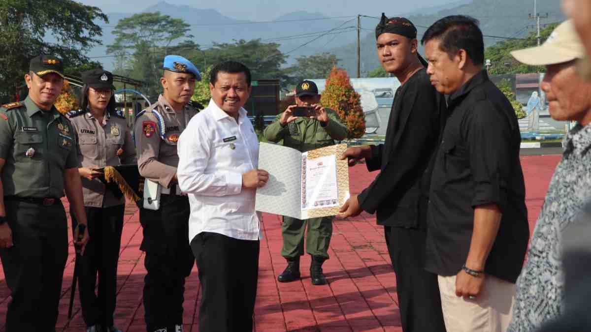 Anggota Satlinmas Raih Penghargaan dari Bupati dan Kapolres Sumedang