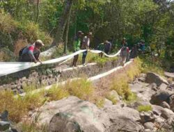 Atasi Kesulitan Air, Petani di Gendereh Sumedang Kerja Bakti Perbaiki Cekdam