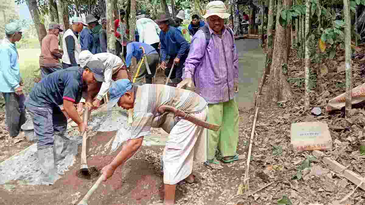 Warga Sekarwangi Sumedang Gotong Royong Bangun Jalan