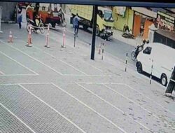 Terekam CCTV, Detik-detik Pemotor Tewas Terlindas Truk di Depan Tokma Tanjungsari Sumedang