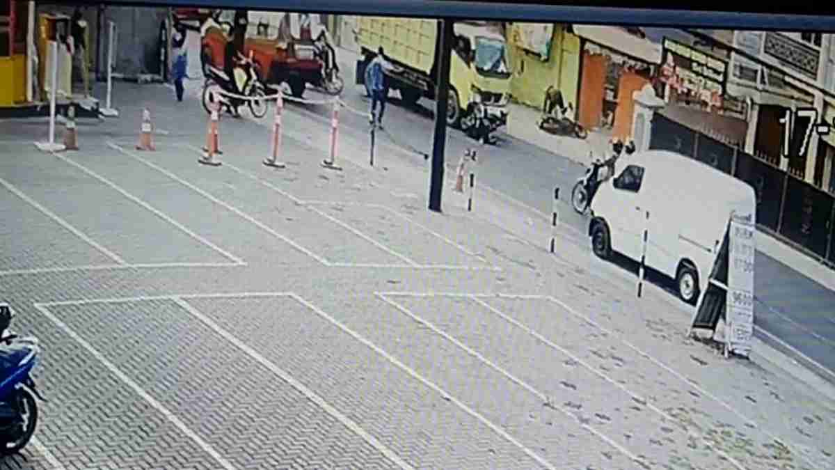 Kecelakaan Maut di Depan Tokma Tanjungsari Sumedang Terekam CCTV