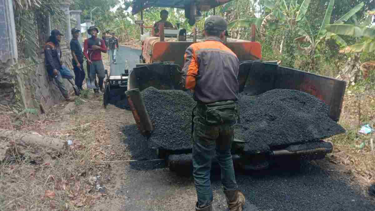 Warga Cibubuan Conggeang Sumedang Sambut Gembira Perbaikan Jalan