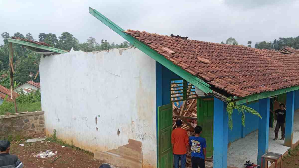 Atap 2 Ruang Kelas MTs di Sumedang Ambruk