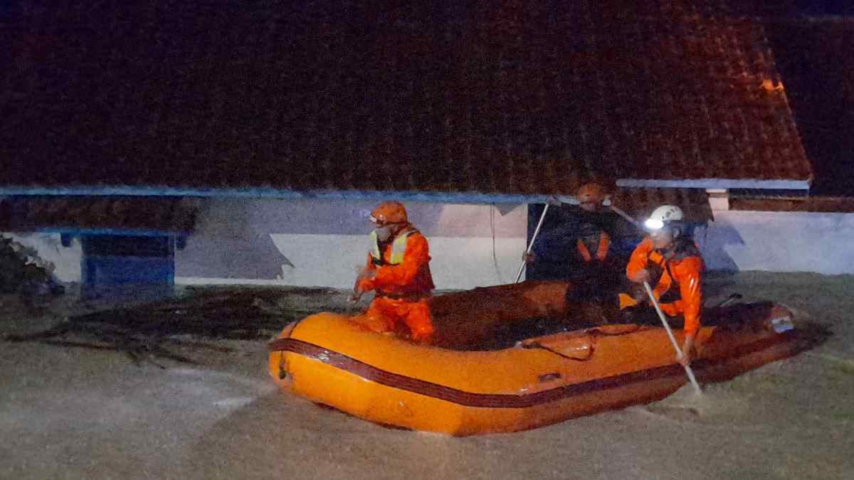 Banjir 3 Meter Rendam Ujungjaya Sumedang, Banyak Warga Terjebak