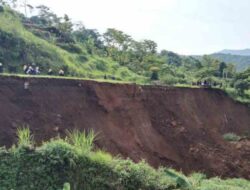 Tebing di Lingkar Timur Jatigede Sumedang Longsor, Rusak 1 Warung, 2 Motor Hanyut