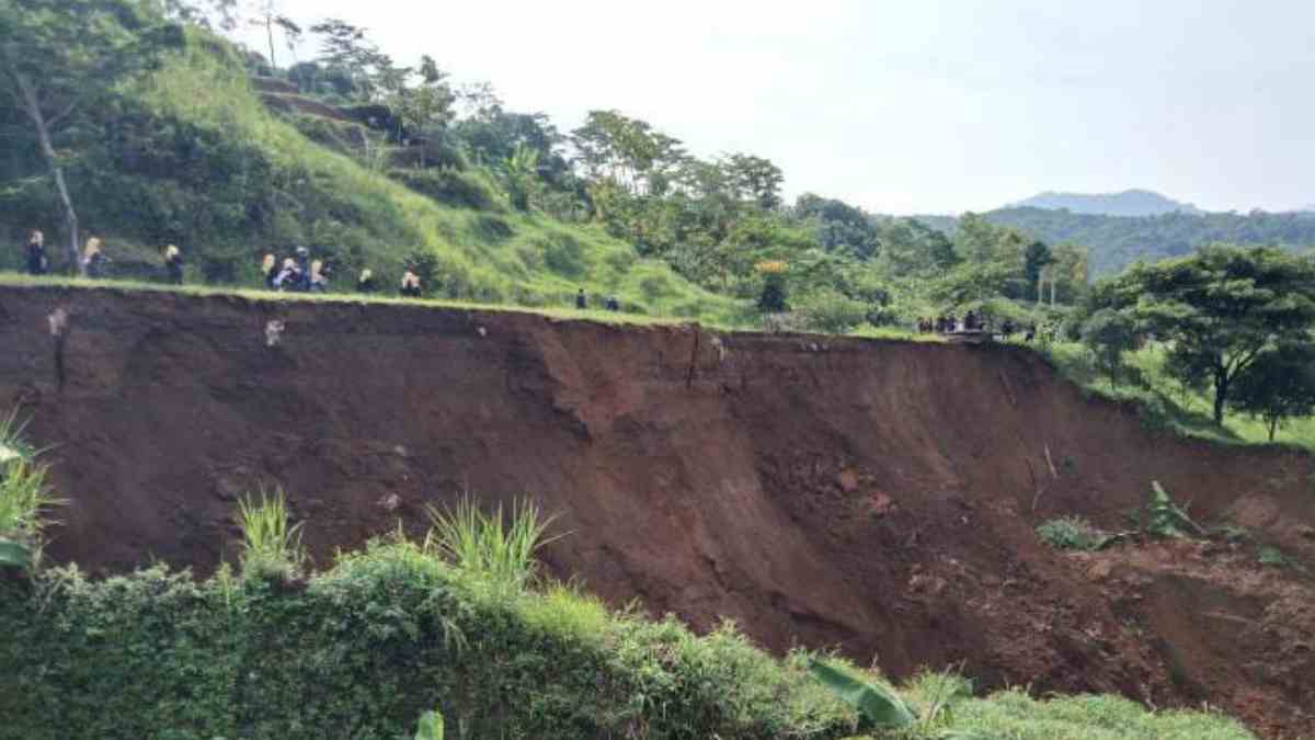 Tebing di Lingkar Timur Jatigede Sumedang Longsor, Rusak 1 Warung, 2 Motor Hanyut