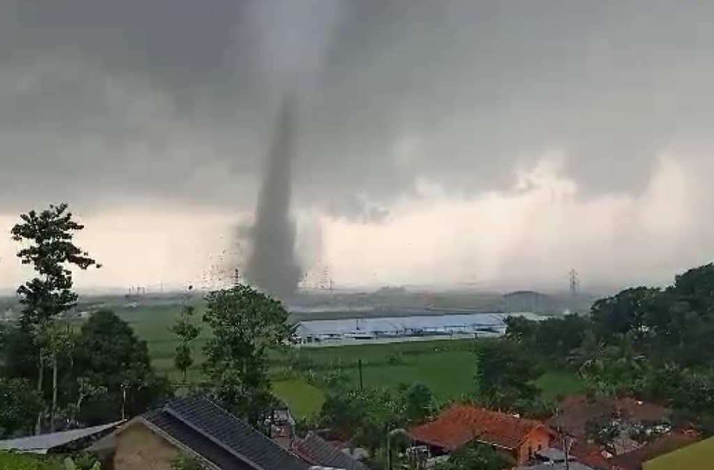 Tornado atau Angin Puting Beliung di Sumedang