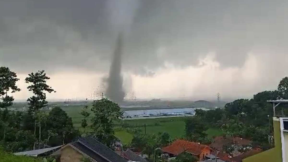 Tornado atau Angin Puting Beliung di Sumedang