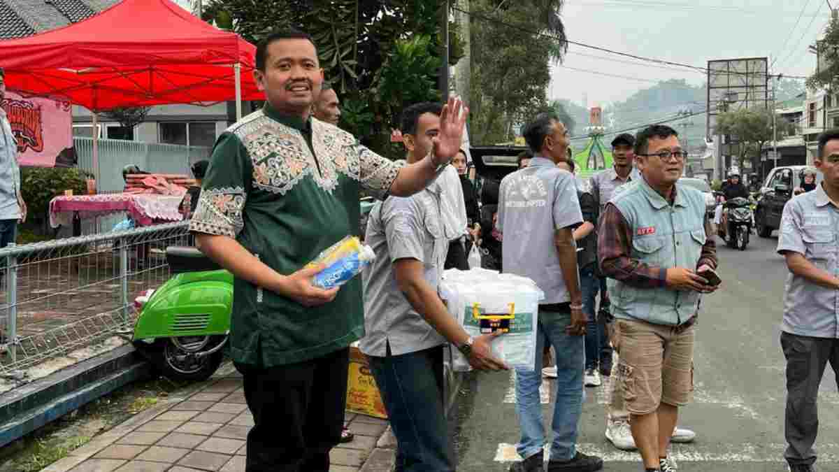 Dony Ahmad Munir Bersama Komunitas Vespa Antique Club Sumedang Chapter