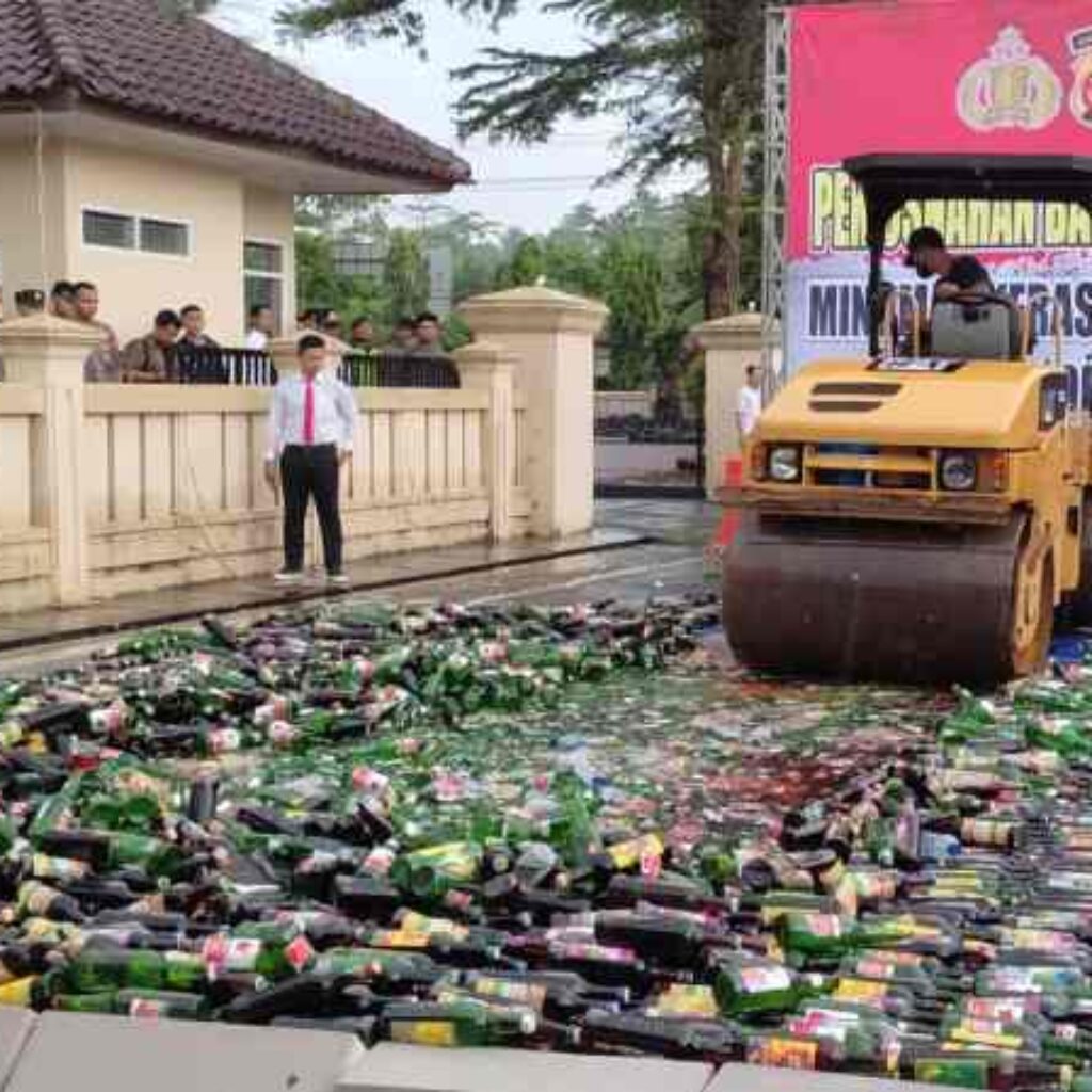 Polres Pangandaran Musnahkan Ribuan Botol Miras Hasil Operasi Pekat Lodaya 2024