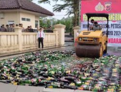 Polres Pangandaran Musnahkan Ribuan Botol Miras Hasil Operasi Pekat Lodaya 2024