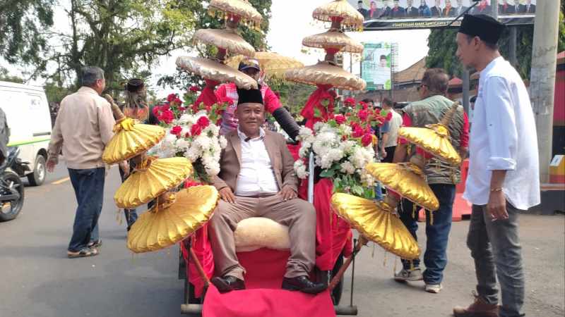 Meriah!!! Ribuan Warga Pangandaran Antar Dadang Okta Daftar Balon Bupati ke PDI Perjuangan