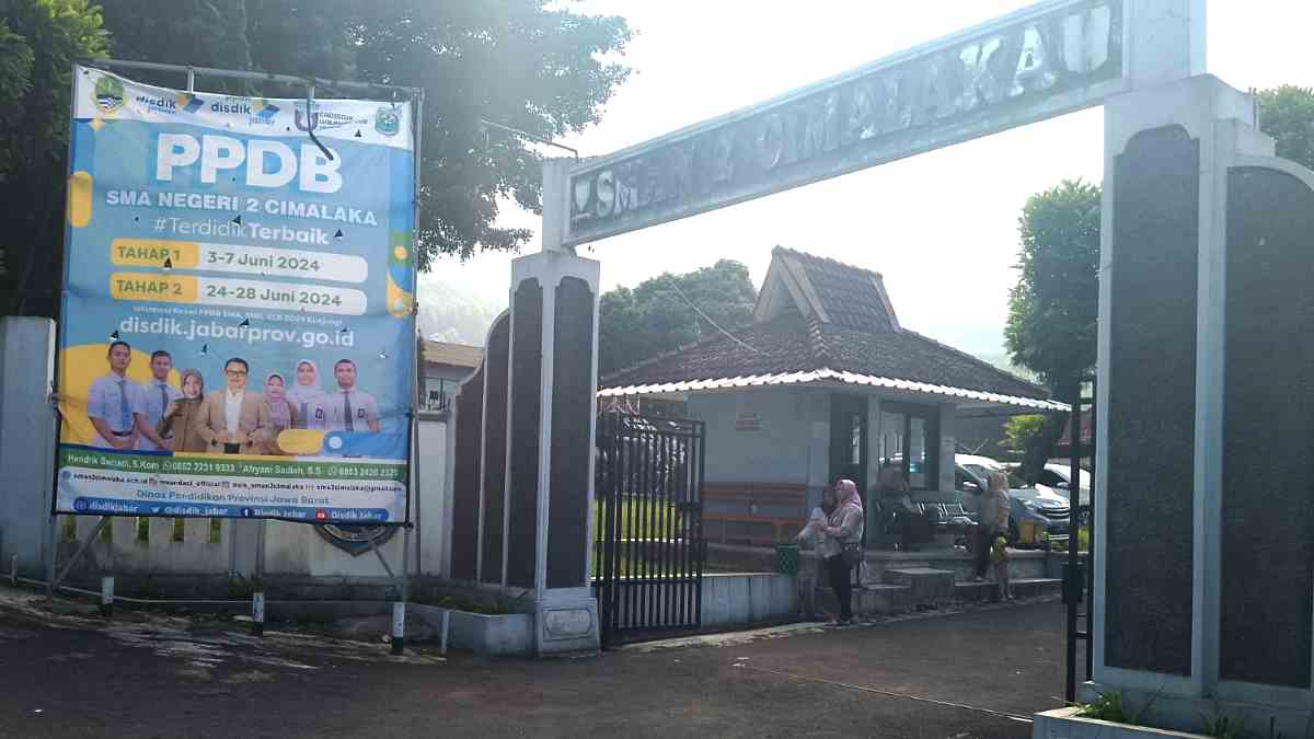 Guru SMAN 2 Cimalaka Sumedang Patungan Bantu Pelajar Tak Mampu Tetap Bersekolah