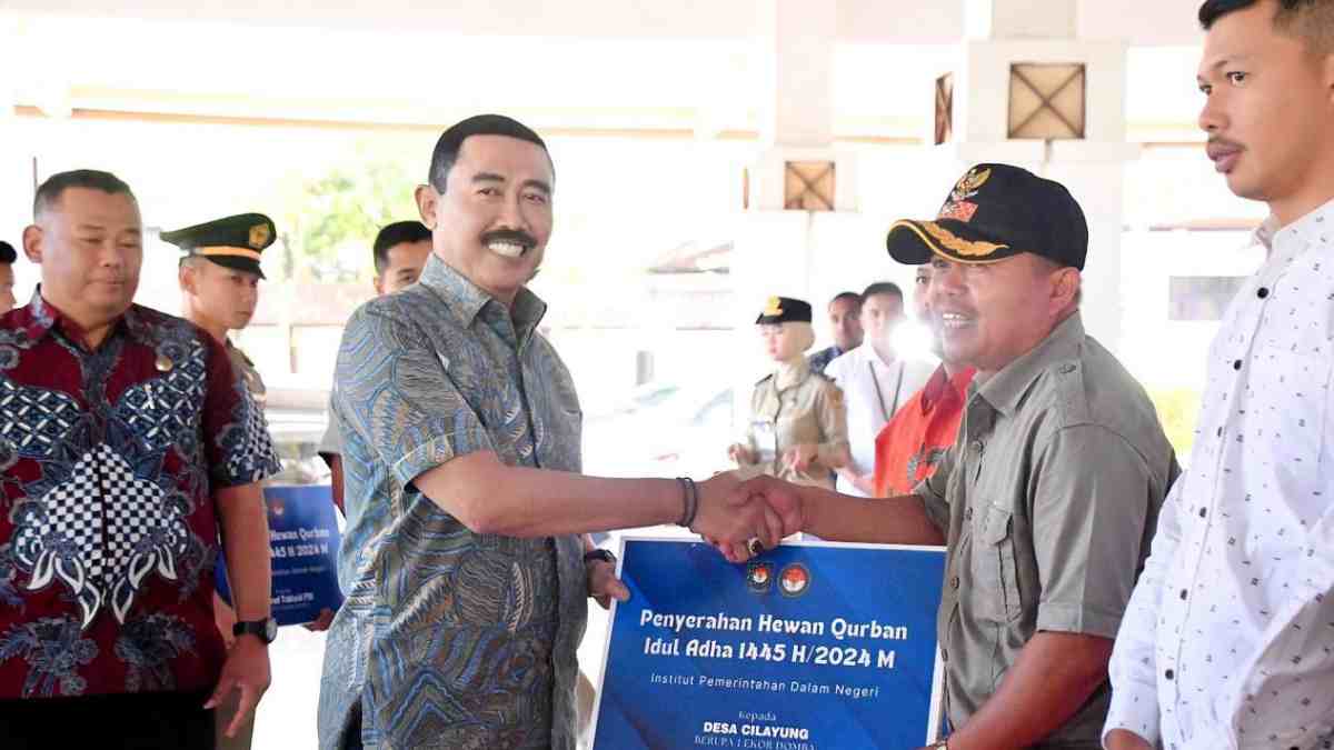 IPDN Bagikan Daging Kurban untuk Warga di Sekitar Kampus Jatinangor Sumedang