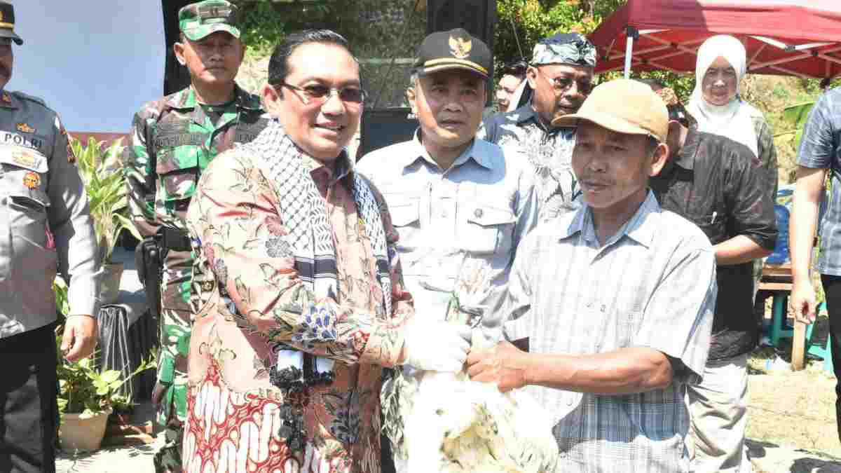 Warga Cisitu Sumedang Dapat Bantuan 400 Ekor Bibit Ayam Kampung