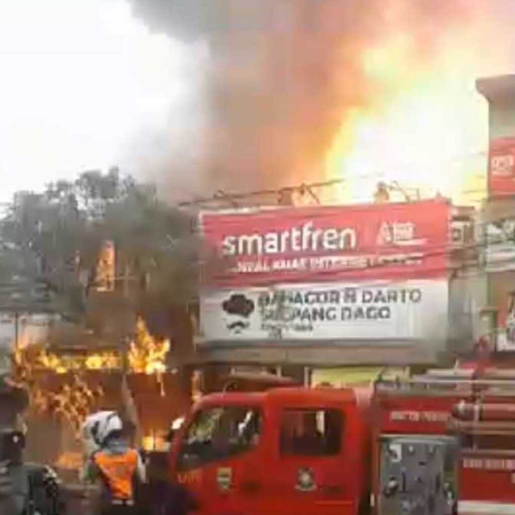 2 Bangunan di Pasar Simpang Dago Bandung Terbakar