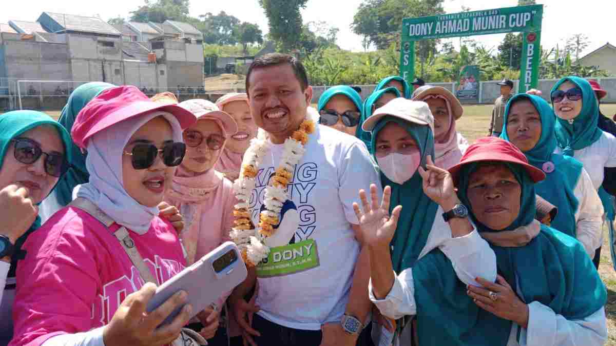 Disambut Meriah Ibu-Ibu Sumedang, Dony Ahmad Munir