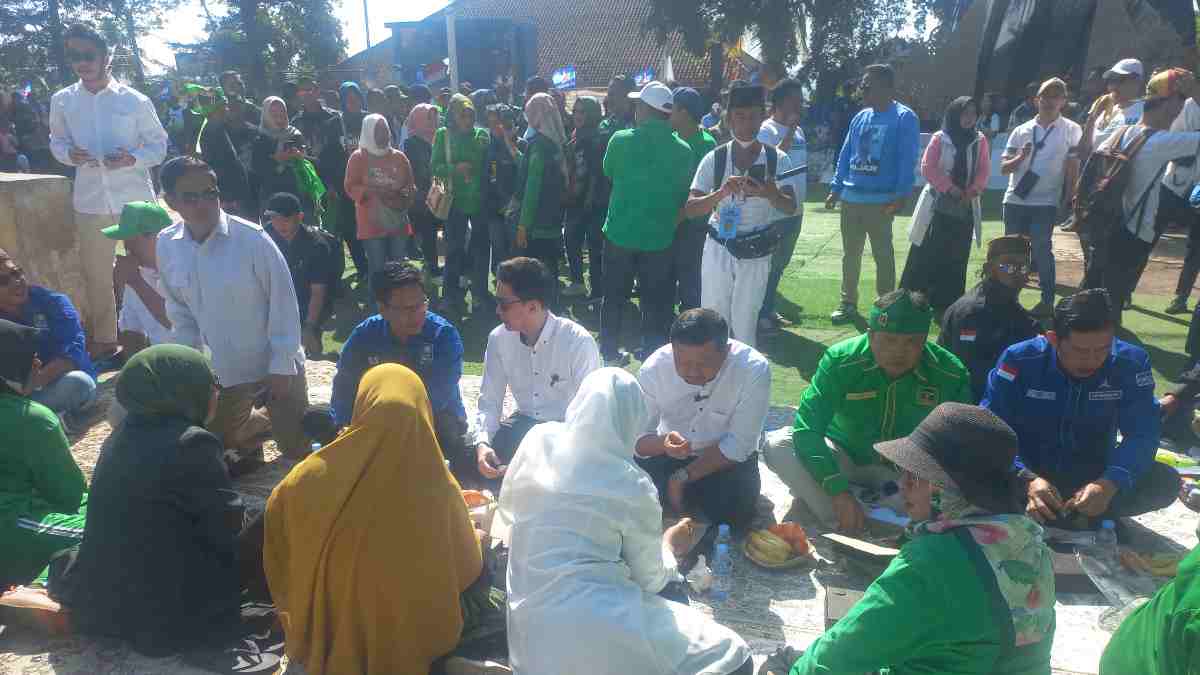 Dony-Fajar Botram, Berbaur dengan Ribuan Warga di Alun-alun Darmaraja