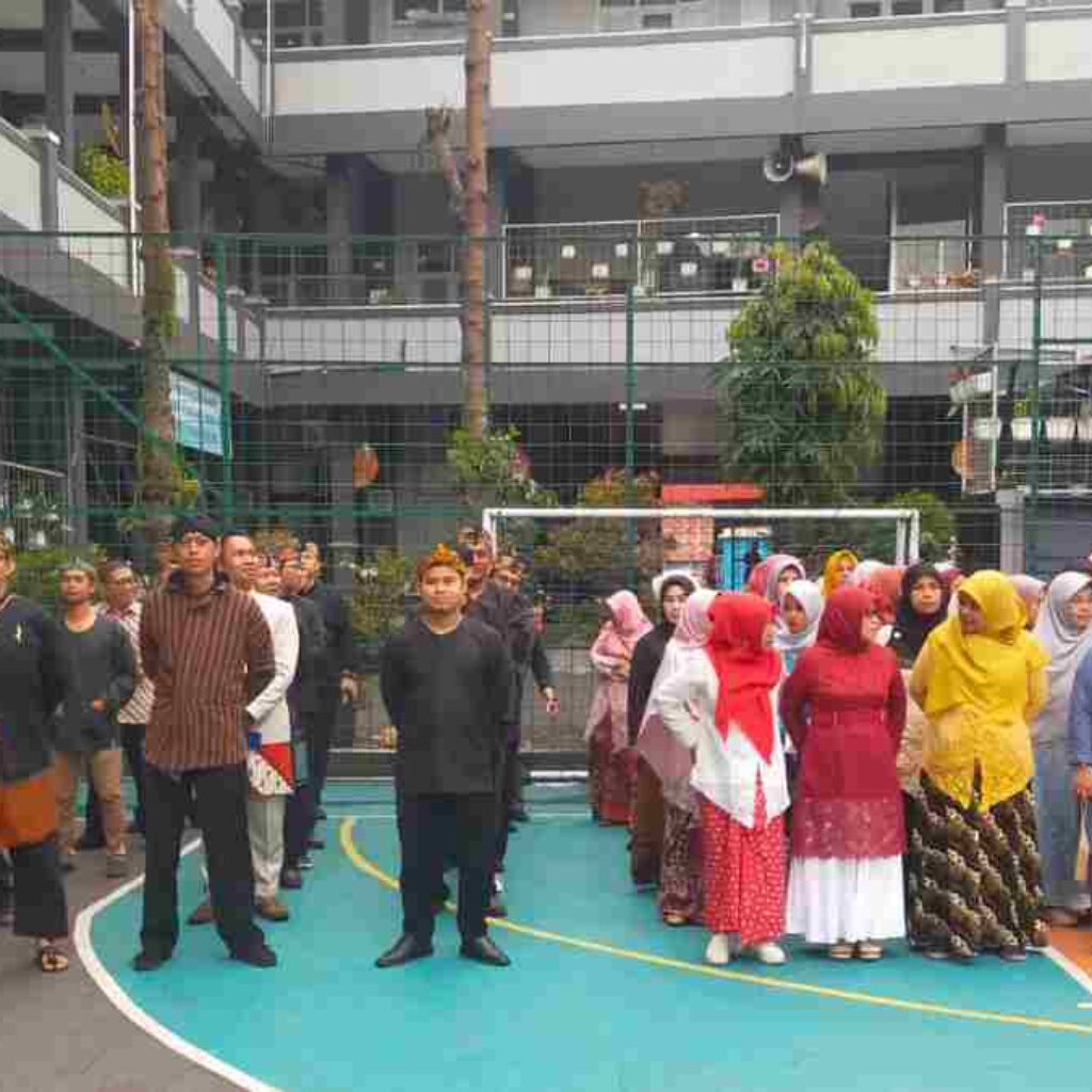 Simbol Kebhinekaan dalam Kostum Adat pada Peringatan HUT ke-79 RI di Campus 5 Tasikmalaya