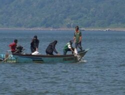 Jaga Sumber Daya Air di Waduk Jatigede, Balonbup Sumedang Ini Tebar 16.000 Benih Ikan