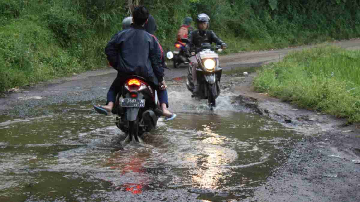 Jalan Rusak Jadi PR Bupati Garut yang Baru Dilantik